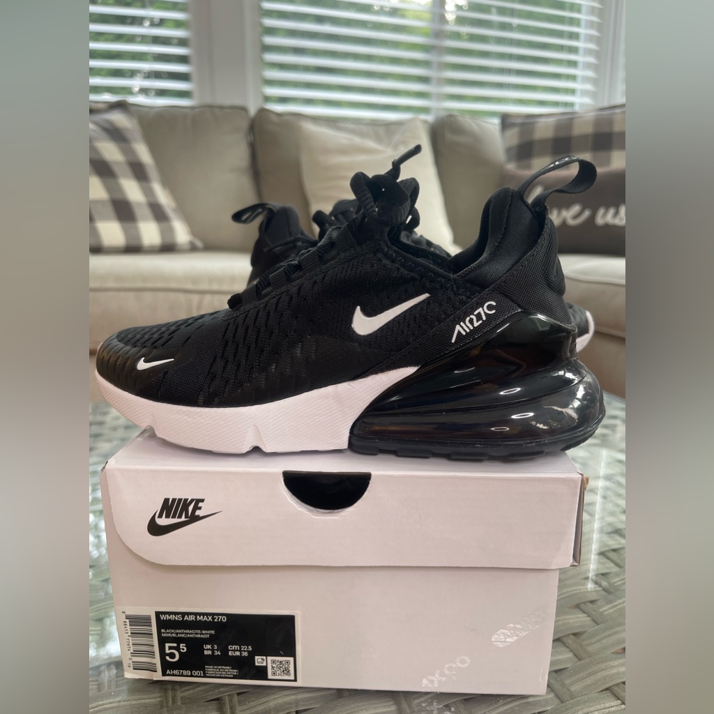 Brand New Size 5 Womens Nike Air Max 270